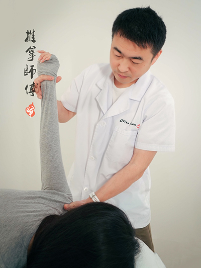 Acupuncturist Huahong He (Howard)